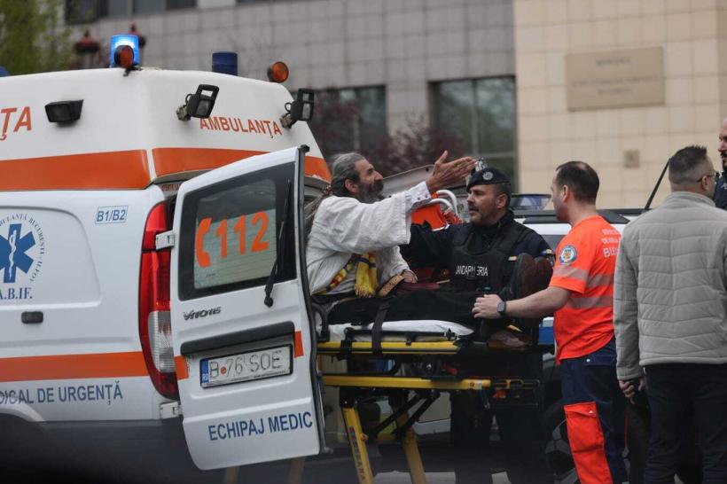 Scandal în fața Tribunalului București. Stegarul Dac ridicat de polițiști și dus la spital