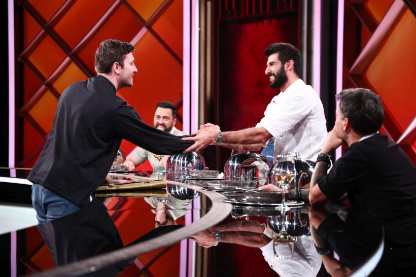 Ieri seară, la Chefi la cuțite, Chef Richard Abou Zaki i-a dat cuțitul de aur lui Andy Van de Gucht, concurentul care gătește pentru Casa Regală a Belgiei 18948069