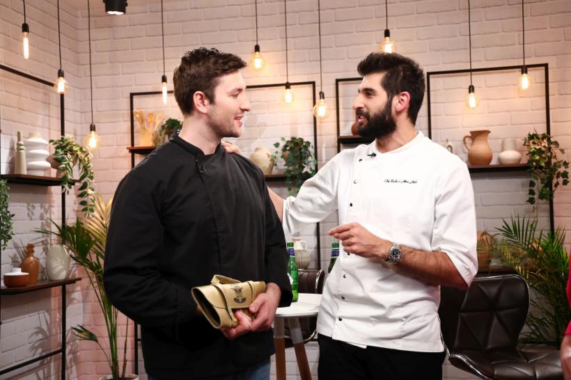 Ieri seară, la Chefi la cuțite, Chef Richard Abou Zaki i-a dat cuțitul de aur lui Andy Van de Gucht, concurentul care gătește pentru Casa Regală a Belgiei