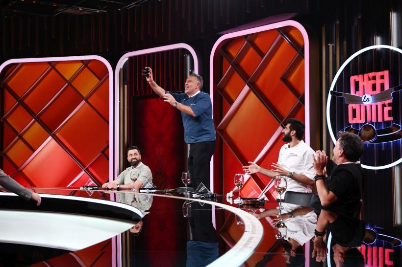 Ieri seară, la Chefi la cuțite, Chef Richard Abou Zaki i-a dat cuțitul de aur lui Andy Van de Gucht, concurentul care gătește pentru Casa Regală a Belgiei 18948074