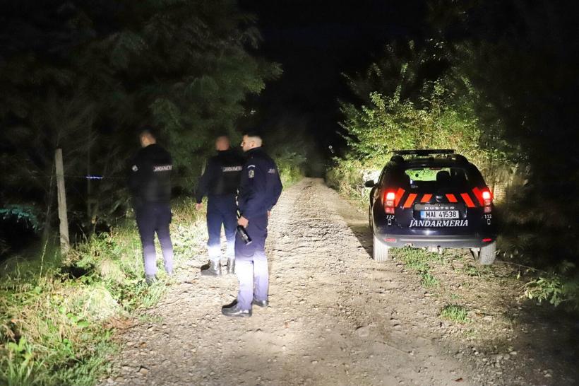 Sfaturi pentru alungat urșii: Speriați-i cu dăngănit de clopoțel și pulverizați spray! E ineficient, dar obligatoriu 18947877