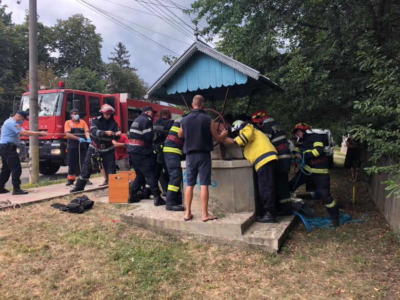 Misiune contracronometru în Constanța! Femeie căzută în fântână, salvată de pompieri