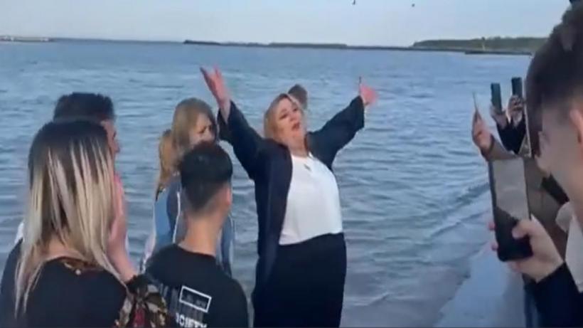 Diana Soșoacă și membrii SOS s-au aruncat în mare: „Dați-vă la o parte! ”