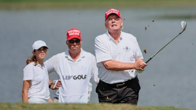 Donald Trump joacă golf în Florida, în timp ce piețele bursiere au înregistrat căderi dramatice