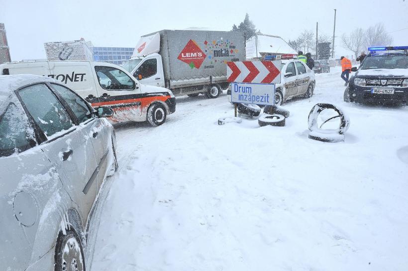 Condiții dificile pe drumul național care leagă Valea Oltului de Valea Jiului, din cauza ninsorilor