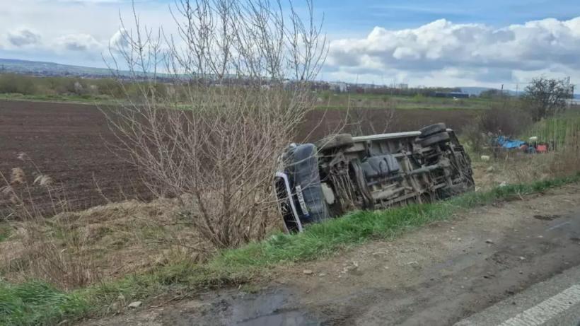 Plan roșu de intervenție după răsturnarea unui microbuz cu 15 ocupanți