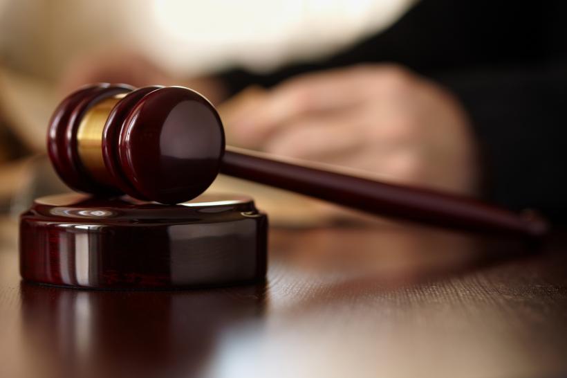 Bărbat care a lovit cu sălbăticie o copilă de nouă ani, în arest la domiciliu