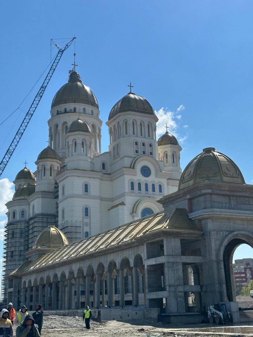 A fost montată crucea de 7 tone pe turla mare a Catedralei Neamului 18948772