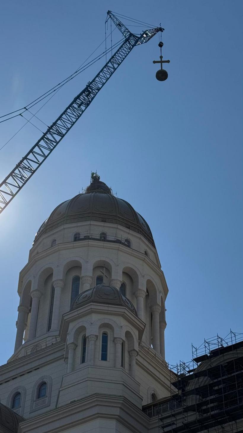 A fost montată crucea de 7 tone pe turla mare a Catedralei Neamului 18948773