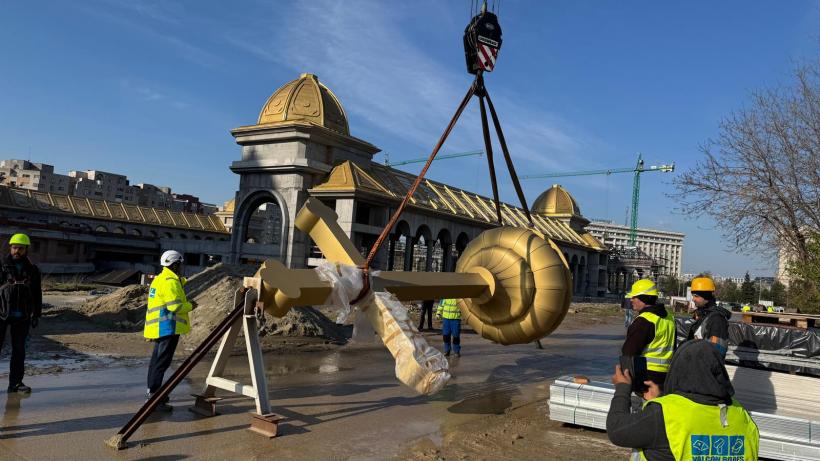 A fost montată crucea de 7 tone pe turla mare a Catedralei Neamului 18948774