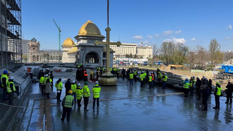 A fost montată crucea de 7 tone pe turla mare a Catedralei Neamului 18948775