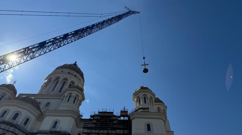 A fost montată crucea de 7 tone pe turla mare a Catedralei Neamului 18948776