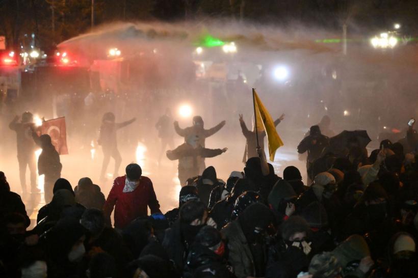 Revoltă în Turcia: Mii de studenți au demonstrat marți la Istanbul și Ankara față de arestarea lui Imamoglu 18948778