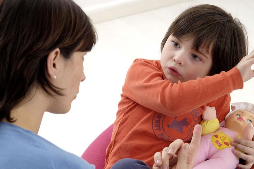 Aproape 30.000 de copii, în centre de zi din România, pentru a preveni separarea de familie