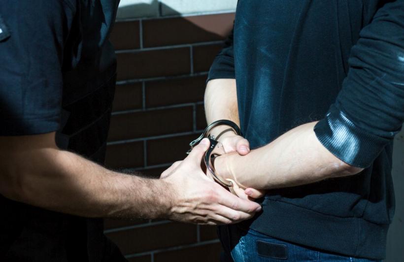 Doi adolescenți, arestați după ce au comis șapte jafuri într-o singură noapte