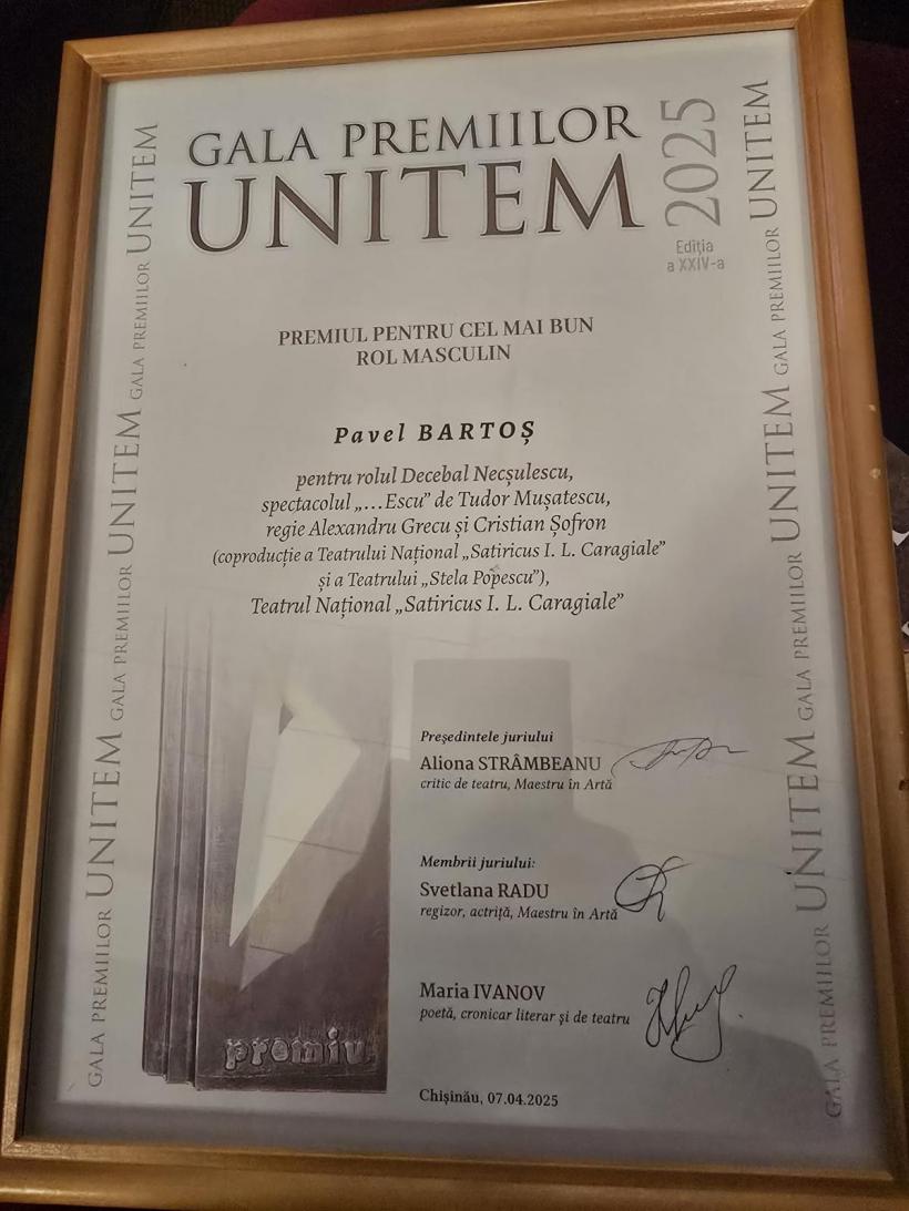 Actorul Pavel Bartoș, Premiul de Excelență și Premiul pentru cel mai bun rol masculin pentru personajul principal din spectacolul …Escu al Teatrului „Stela Popescu” din București, la Gala Premiilor Uniunii Teatrale din Moldova 2025 18948791