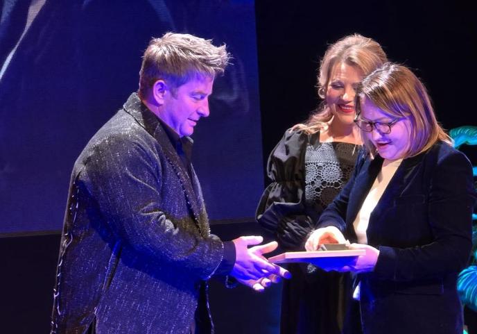 Actorul Pavel Bartoș, Premiul de Excelență și Premiul pentru cel mai bun rol masculin pentru personajul principal din spectacolul …Escu al Teatrului „Stela Popescu” din București, la Gala Premiilor Uniunii Teatrale din Moldova 2025