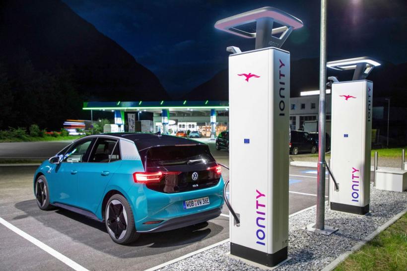 Înmatriculările de autoturisme ecologice au crescut cu 19,5%, în martie; maşinile electrice, în scădere cu 58,8% 