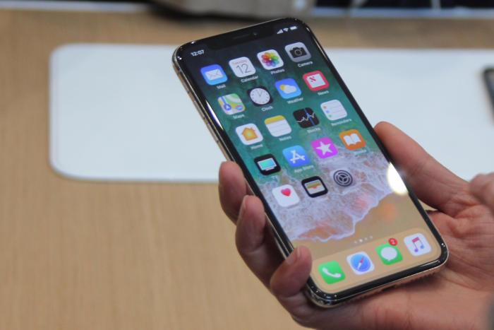 Prețul iPhone-urilor s-ar putea tripla la 3.500 de dolari dacă sunt fabricate în SUA