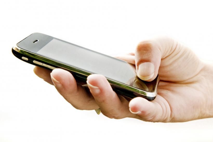 Peste 90% dintre școlile din Anglia interzic folosirea telefoanelor mobile