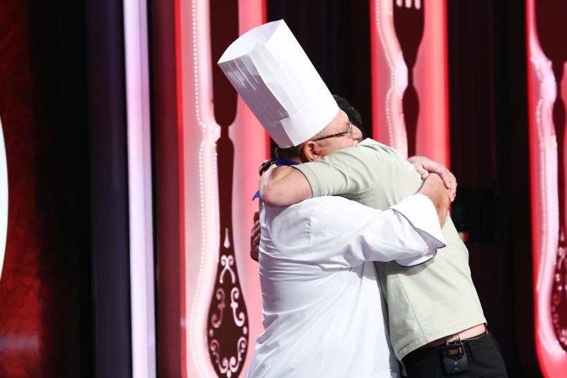 Întâlnire emoționantă, aseară, la Chefi la cuțite: Chef Ion Șerban, mentorul lui Chef Orlando Zaharia a venit în platoul show-ului culinar 18949036
