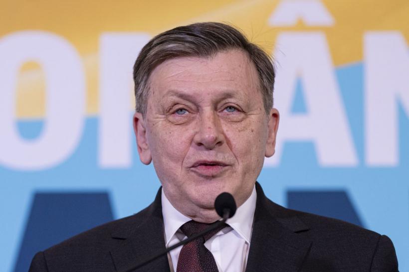 Crin Antonescu spune ce a întâlnit mai des în politică: nepotism sau amantlâc