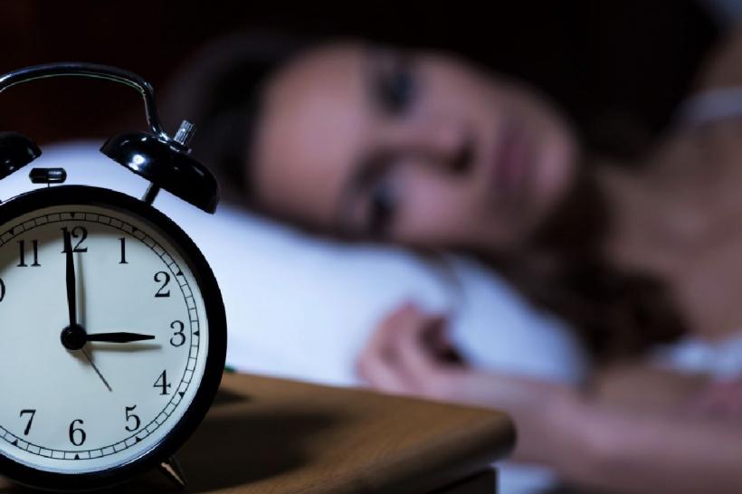Utilizarea dispozitivelor electronice în pat crește riscul de insomnie cu 59%