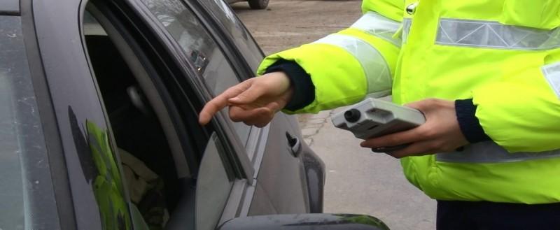 Un șofer beat, fără permis de conducere, a fost urmărit pe străzile orașului Arad