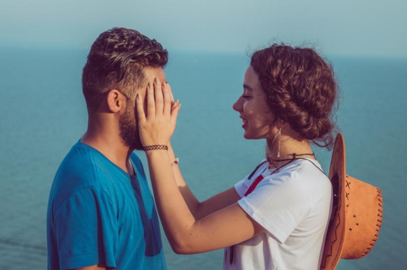 3 perechi de zodii destinate să se întâlnească în aprilie 2025
