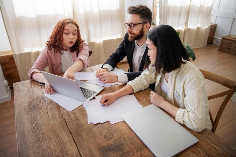 Limba română: Ce înseamnă cuvântul „invectiv”? 