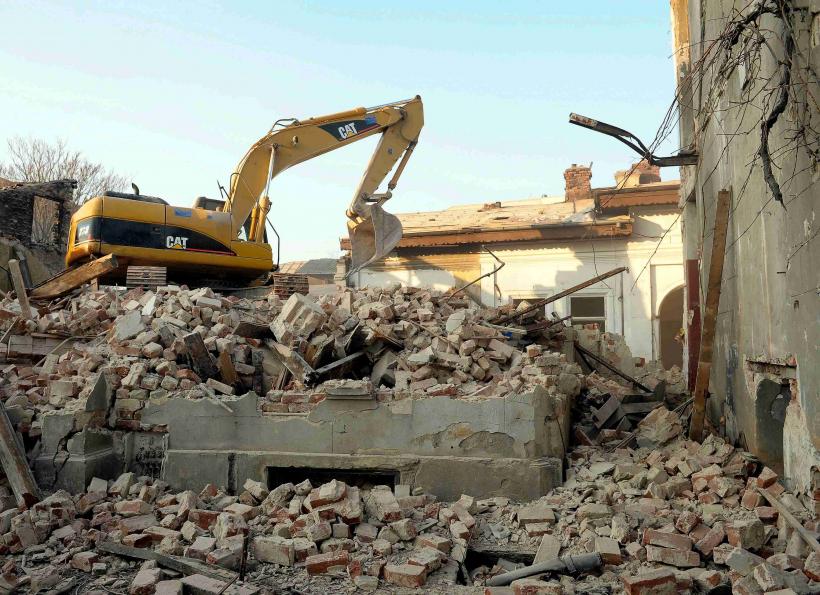 Reguli noi pentru angajatori și muncitorii expuși la azbest. Valorile-limită ale substanței cancerigene, reduse de 10 ori până-n 2029  18949968