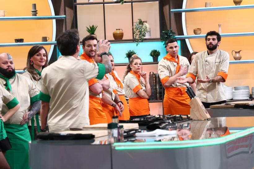Egalitate în primul battle Chefi la cuțite. Echipa lui Chef Orlando a pierdut un om, iar o altă concurentă a cedat sub presiunea competiției 18950088
