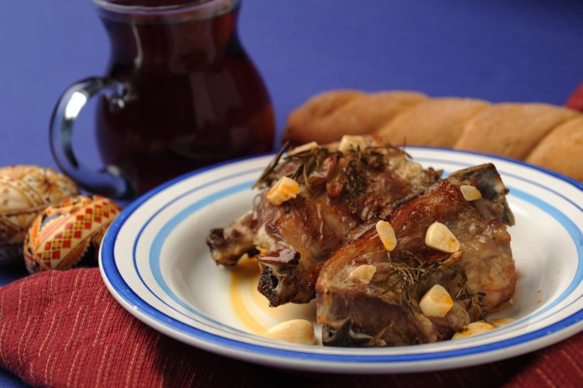 Sfaturi în bucătărie. Cum prepari baiț pentru miel la cuptor