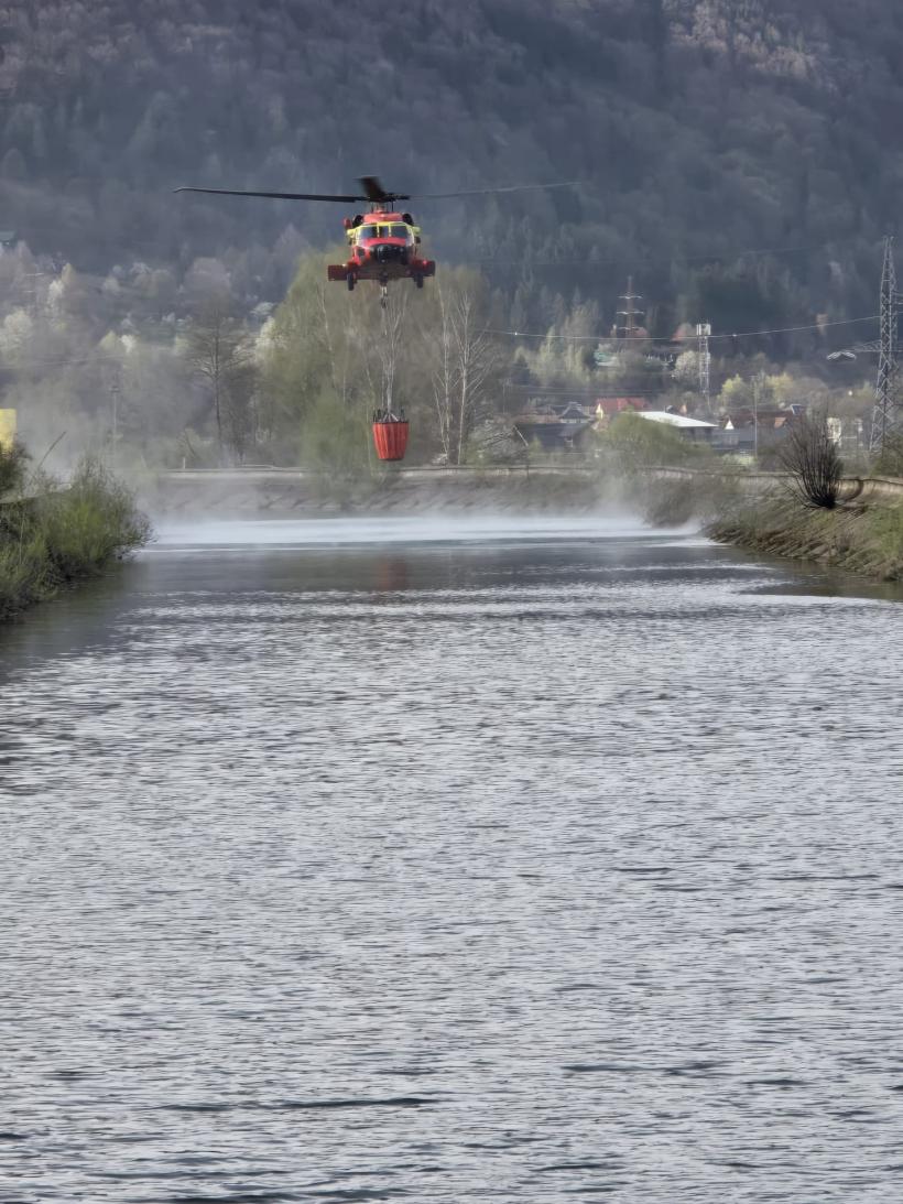 Incendiul de pădure din Argeș se tot extinde. Încă o aeronavă a MAI va fi trimisă în misiune 18950346