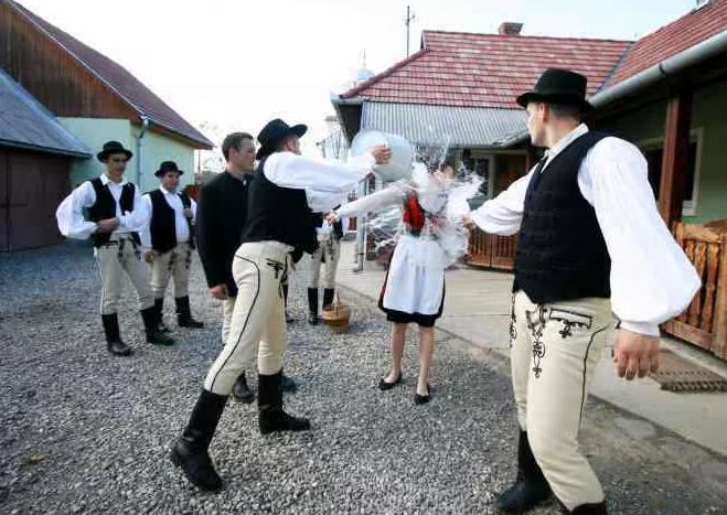 Tradiția stropitului cu parfum de Paște: De ce se practică în Ardeal și ce simbolizează