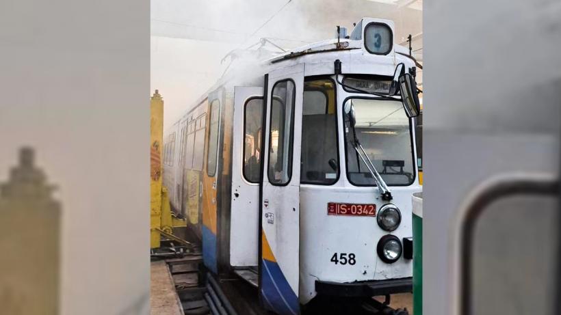 Un tramvai din Iași a luat foc. Pasagerii au reușit să coboare