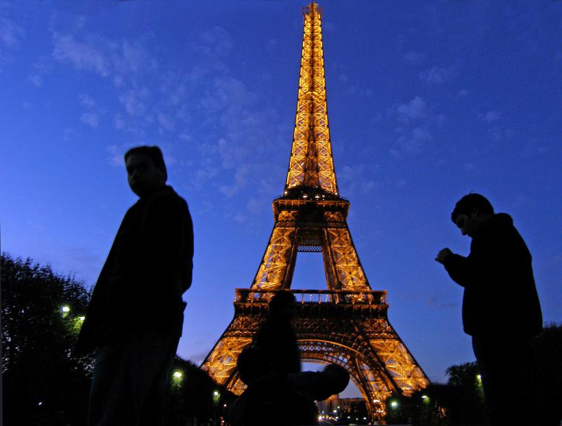 Turnul Eiffel îşi va stinge luminile luni seară în semn de omagiu pentru papa Francisc