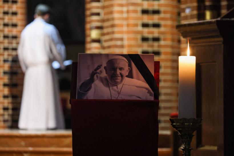 Sâmbătă, zi de doliu în România la funeraliile Papei Francisc