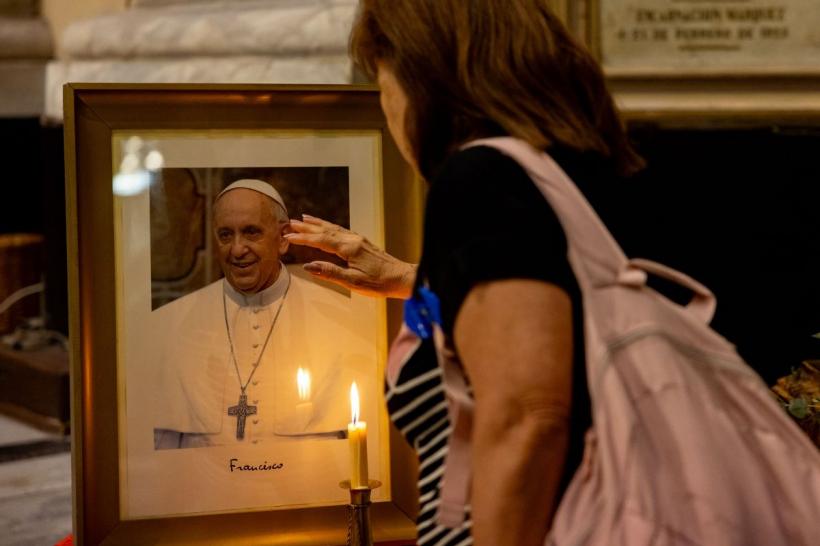 Guvernul României decide joi dacă sâmbătă va fi zi de doliu național, în memoria Papei Francisc