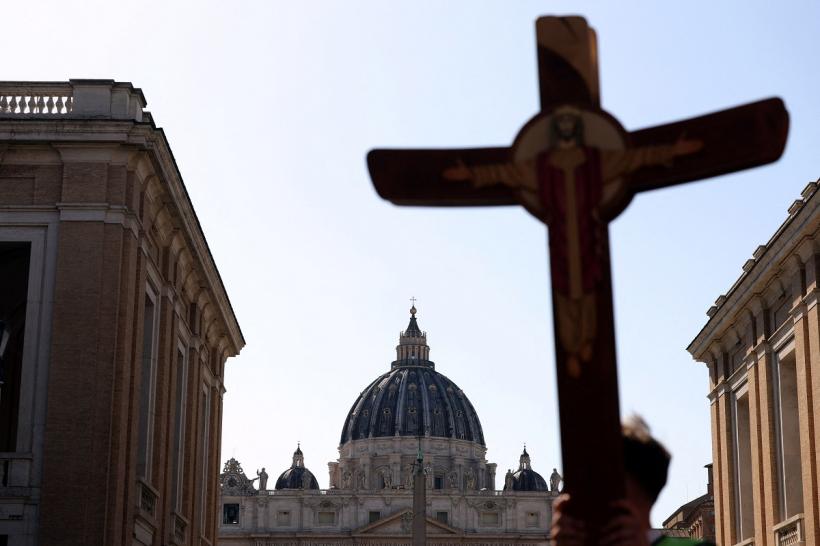 UPDATE A început procesiunea de mutare a sicriului Papei Francisc 18950727
