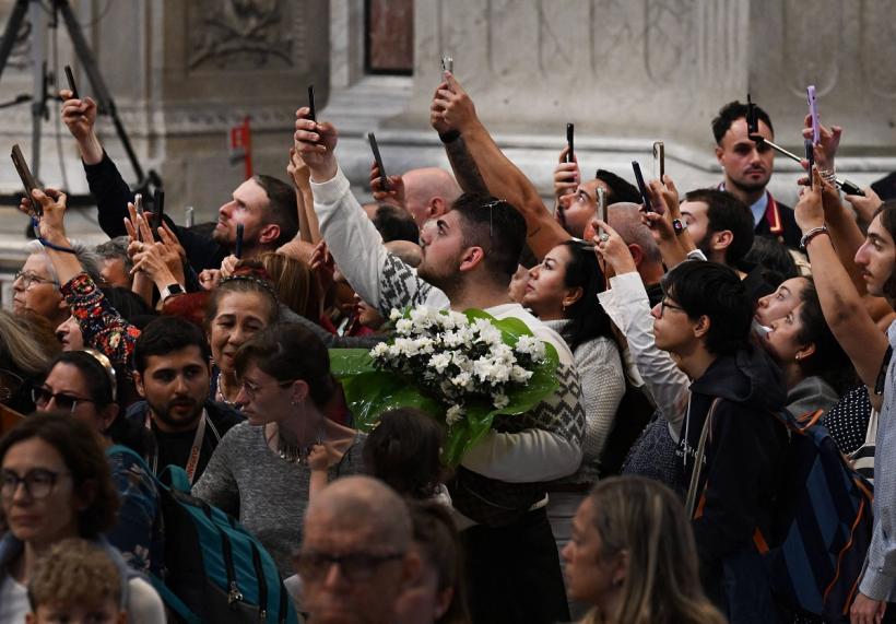 Zeci de mii de persoane așteaptă la coadă pentru a vedea trupul Papei în Catedrala Sfântul Petru 18950908