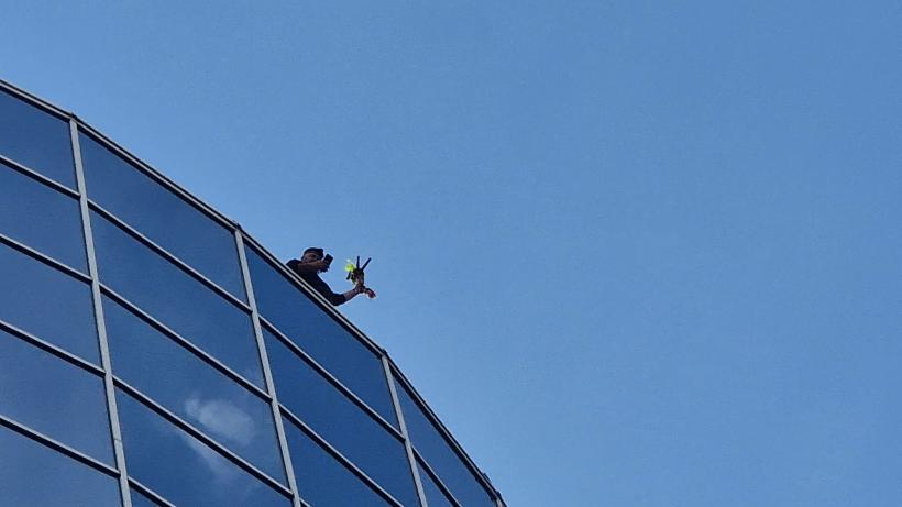 EXCLUSIV: Un fan al lui Călin Georgescu amenință că se aruncă de pe ÎCCJ 18951254