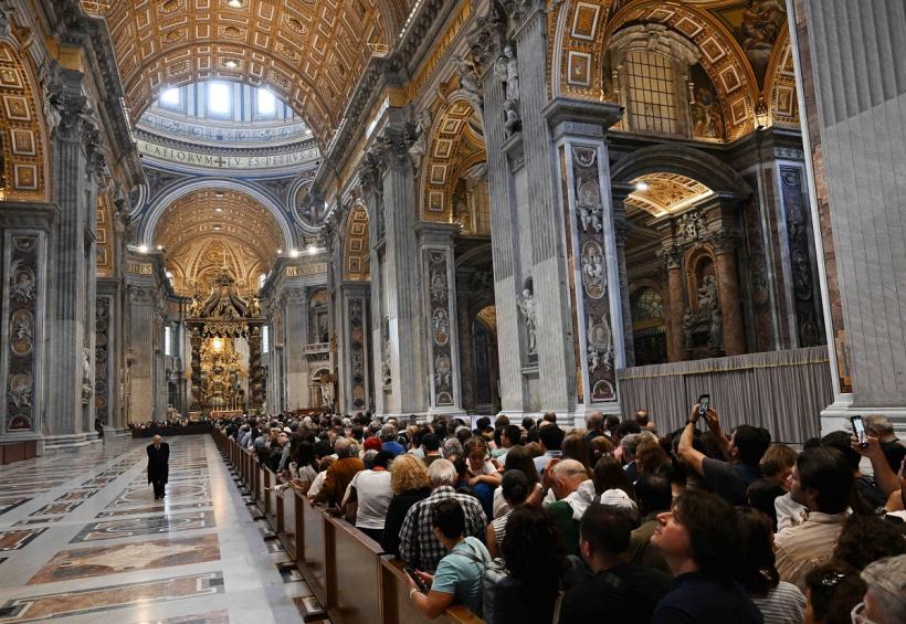 Aproximativ 150.000 de oameni au adus un omagiu Papei Francisc la Bazilica Sf. Petru 18951226