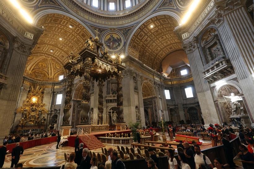 Aproximativ 150.000 de oameni au adus un omagiu Papei Francisc la Bazilica Sf. Petru 18951228