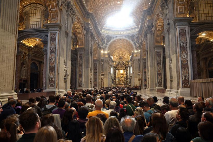 Aproximativ 150.000 de oameni au adus un omagiu Papei Francisc la Bazilica Sf. Petru 18951230