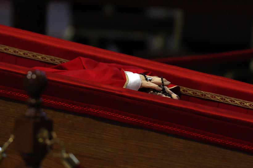 Aproximativ 150.000 de oameni au adus un omagiu Papei Francisc la Bazilica Sf. Petru 18951231