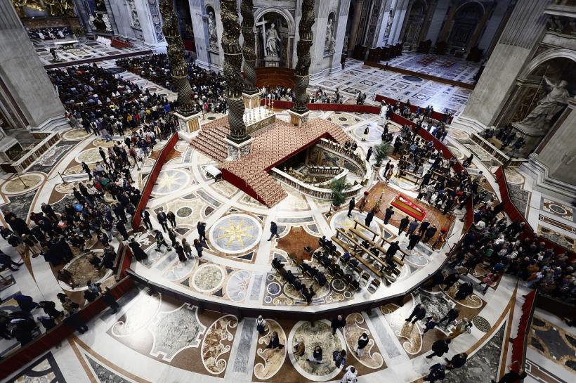 Vaticanul se pregătește pentru funeraliile Papei Francisc 18951097
