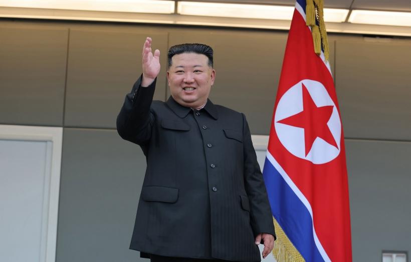Coreea de Nord prezintă o nouă navă de război de 5.000 de tone în „stilul Kim Jong Un”