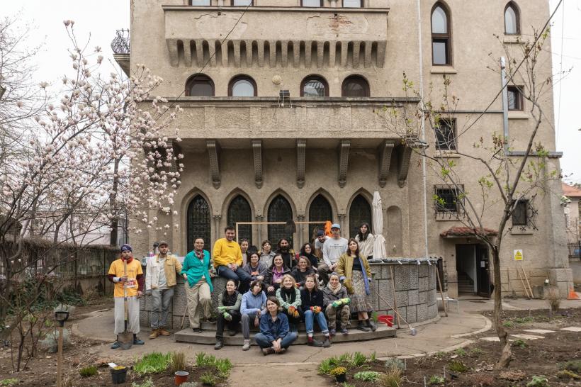 Grădina Muzeului Hărților:  Refugiu verde pentru oameni, albine și alți polenizatori 18950918