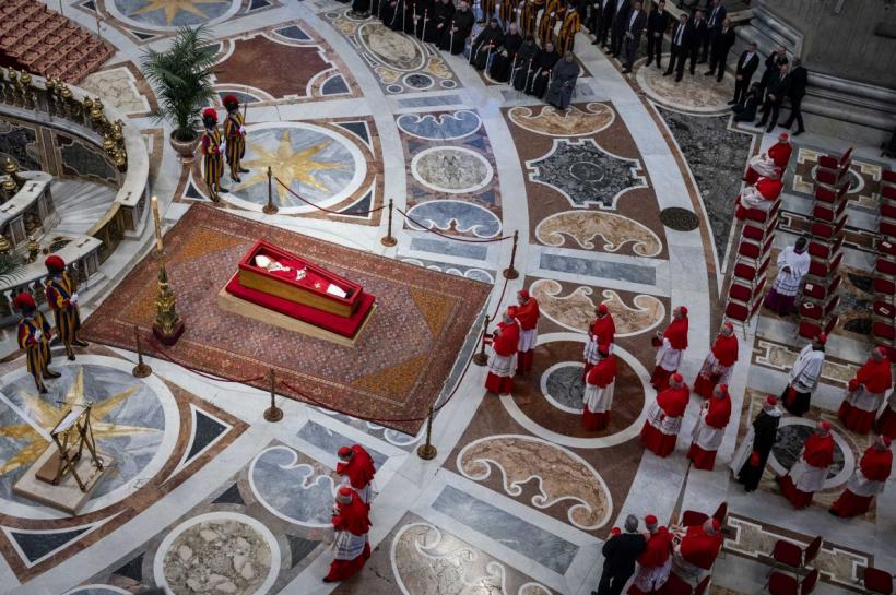 Medalia vizitei papei Francisc în România, depusă în sicriul său